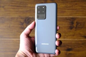alt="Samsung Galaxy S20 geöffnet zur Reparatur in Werkstatt"