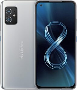 Techniker beim Akkutausch des ASUS Zenfone 8