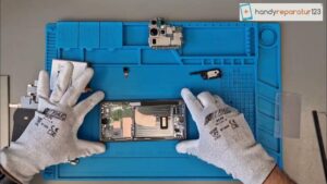 Samsung Galaxy S23+ während der Reparatur