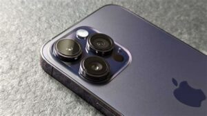 alt="Kameramodul des Apple iPhone 16 bei Wartung in der Werkstatt"